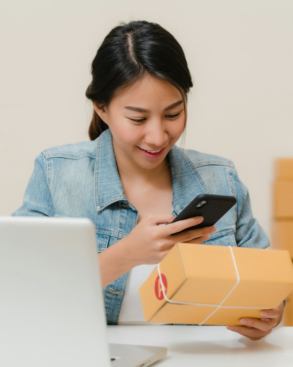 Equipo de atención al cliente de NiñoFeliz preparando un pedido